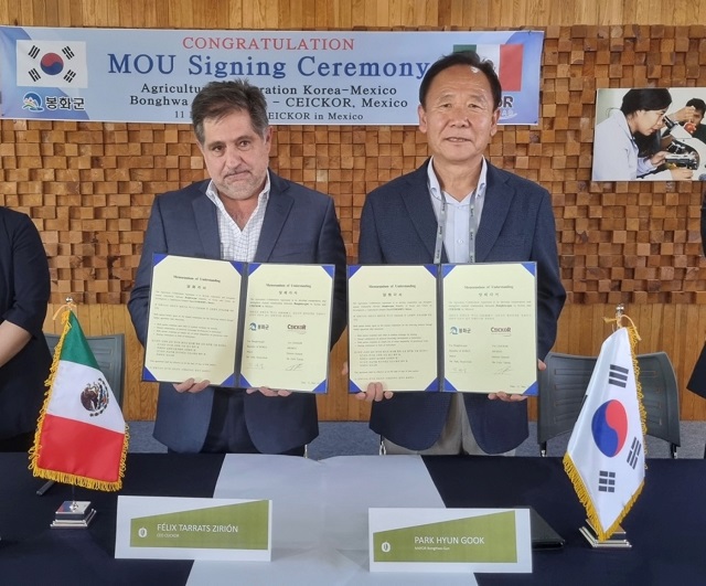 ▲ 왼쪽부터 펠릭스 타라츠 세이코 농업대학장, 박현국 군수.ⓒ봉화군