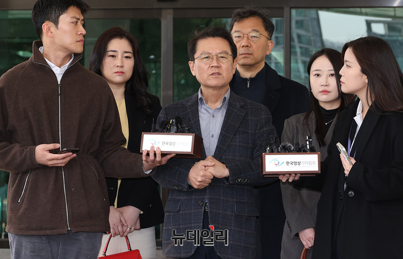 ▲ 윤석열 대통령 변호인단 윤갑근 변호사가 13일 오후 서울 서초구 서울고등검찰청 앞에서 법원의 윤 대통령 구속 취소 결정을 둘러싼 논란에 대한 입장을 밝히고 있다. 2025.03.13. ⓒ정상윤 기자