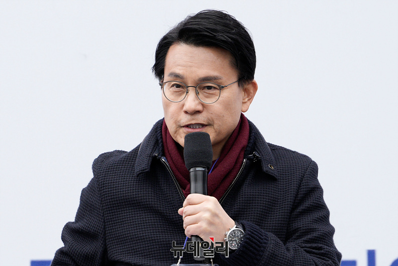 ▲ 헌법재판소의 윤석열 대통령에 대한 탄핵 심판을 앞둔 15일 오후 경북 구미시 구미역 앞에서 열린 윤 대통령 탄핵 반대 집회인 세이브코리아 국가비상기도회에서 윤상현 국민의힘 의원이 연설하고 있다. ⓒ서성진 기자