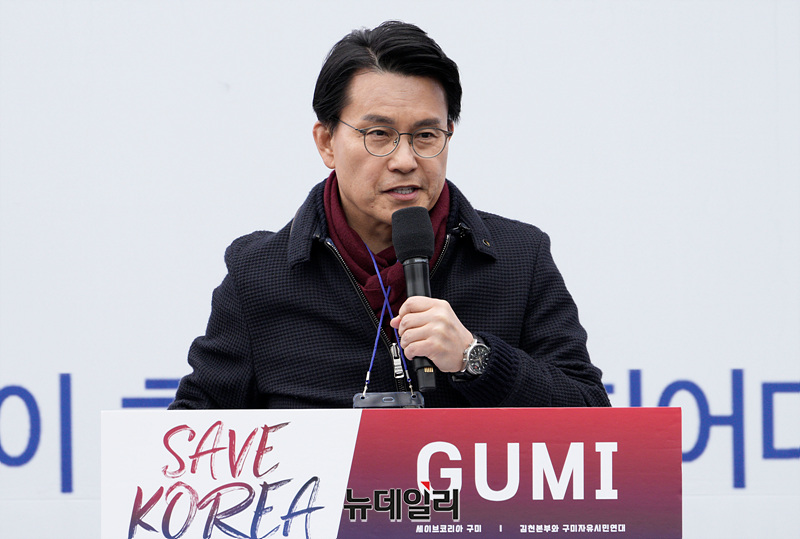 ▲ 헌법재판소의 윤석열 대통령에 대한 탄핵 심판을 앞둔 15일 오후 경북 구미시 구미역 앞에서 열린 윤 대통령 탄핵 반대 집회인 세이브코리아 국가비상기도회에서 윤상현 국민의힘 의원이 연설하고 있다. ⓒ서성진 기자