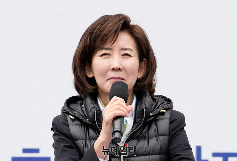 ▲ 헌법재판소의 윤석열 대통령에 대한 탄핵 심판을 앞둔 15일 오후 경북 구미시 구미역 앞에서 열린 윤 대통령 탄핵 반대 집회인 세이브코리아 국가비상기도회에서 나경원 국민의힘 의원이 연설하고 있다.  ⓒ서성진 기자