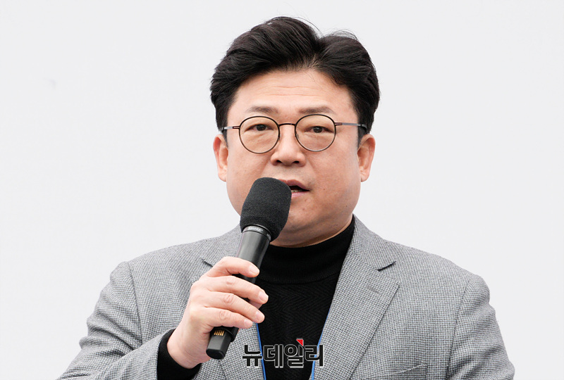 ▲ 헌법재판소의 윤석열 대통령에 대한 탄핵 심판을 앞둔 15일 오후 경북 구미시 구미역 앞에서 열린 윤 대통령 탄핵 반대 집회인 세이브코리아 국가비상기도회에서 강명구 국민의힘 의원이 연설하고 있다. ⓒ서성진 기자