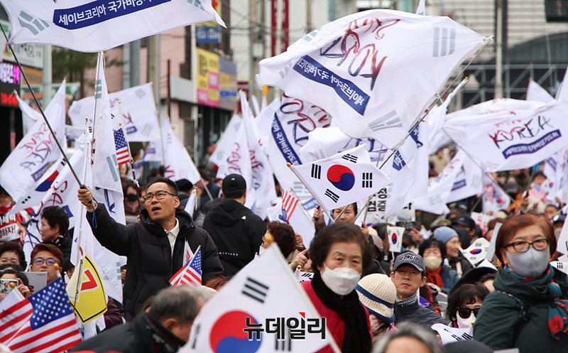▲ 헌법재판소의 윤석열 대통령 탄핵 심판을 앞둔 15일 오후 경북 구미역 앞에서 열린  세이브코리아 국가비상기도회에서 참석자들이 탄핵반대 피켓을 들고 구호를 외치고 있다. (경북 구미=서성진 기자)