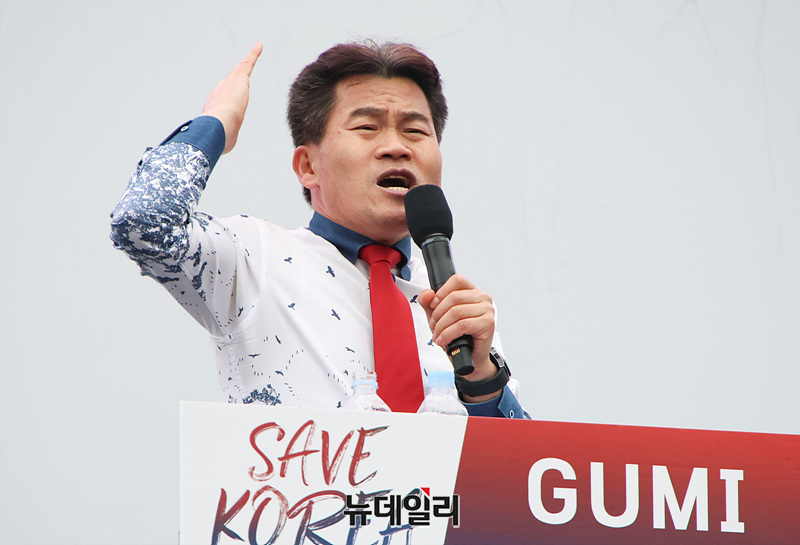 ▲ 헌법재판소의 윤석열 대통령에 대한 탄핵 심판을 앞둔 15일 오후 경북 구미시 구미역 앞에서 열린 윤 대통령 탄핵 반대 집회 '세이브코리아 국가비상기도회'에서 발언하고 있다. ⓒ서성진 기자