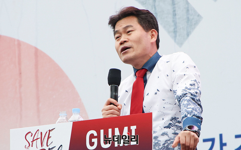 ▲ 헌법재판소의 윤석열 대통령에 대한 탄핵 심판을 앞둔 15일 오후 경북 구미시 구미역 앞에서 열린 윤 대통령 탄핵 반대 집회 '세이브코리아 국가비상기도회'에서 발언하고 있다. ⓒ서성진 기자