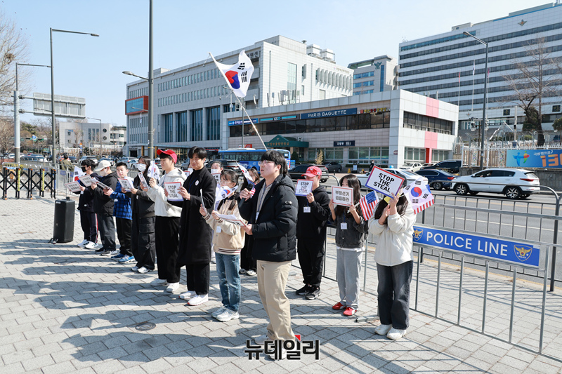 ▲ 윤석열 대통령 탄핵심판 선고를 앞둔 15일 오후 중·고등학생들이 서울 용산구 전쟁기념관 6.25 상징탑 앞에서 '전국 청소년 선관위 규탄대회'를 열었다. ⓒ이종현 기자