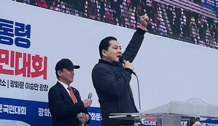 ▲ 박대출 국민의힘 의원이 15일오후 서울 종로구 광화문 일대에서 '대한민국바로세우기국민운동본부'(대국본)가 개최한 '윤석열 대통령 탄핵 반대 국민대회' 연단에 올라 헌법재판관들을 향해 헌법정신과 국민의 명령에 따라 탄핵 소추안을 기각·각하할 것을 촉구했다. ⓒ대한민국바로세우기국민운동본부(대국본) 제공