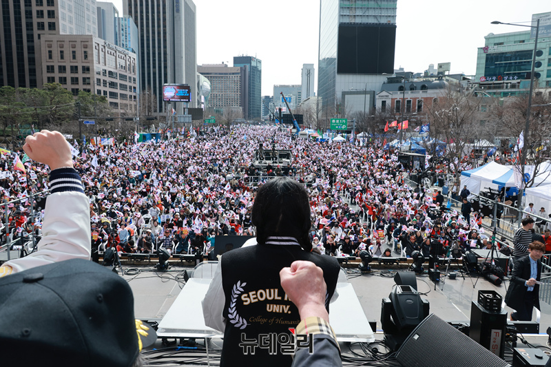 ▲ 서울대 탄핵 반대 시국선언을 이끌었던 이서진 씨가 15일 오후 서울 종로구 광화문 일대에서 '대한민국바로세우기국민운동본부'(대국본)가 개최한 '윤석열 대통령 탄핵 반대 국민대회' 연단에 올라 