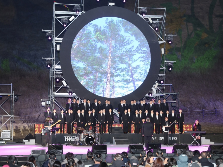 ▲ 2025 제주들불축제의 개막식에서 축하공연이 펼쳐지고 있다. ⓒ제주시