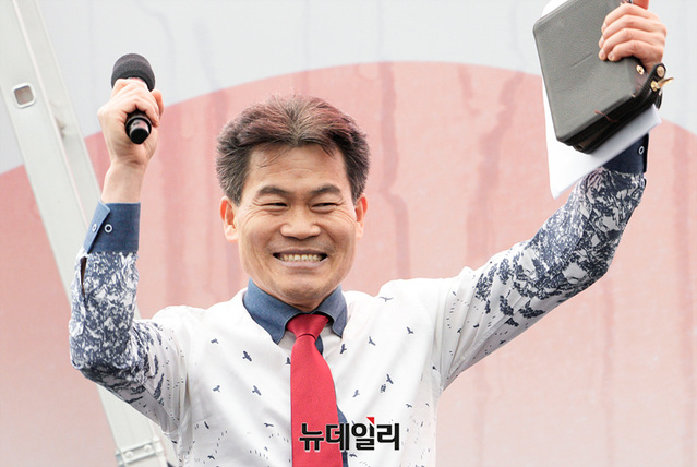 ▲ 헌법재판소의 윤석열 대통령에 대한 탄핵 심판을 앞둔 15일 오후 경북 구미시 구미역 앞에서 열린 윤 대통령 탄핵 반대 집회 '세이브코리아 국가비상기도회'에서 전한길 한국사 강사가 연설하고 있다. (경북 구미=서성진 기자)