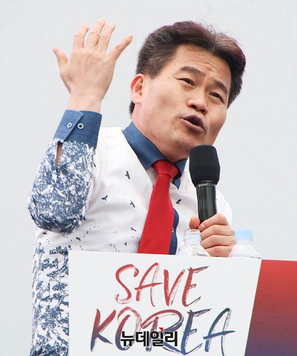 ▲ 헌법재판소의 윤석열 대통령에 대한 탄핵 심판을 앞둔 15일 오후 경북 구미시 구미역 앞에서 열린 윤 대통령 탄핵 반대 집회 '세이브코리아 국가비상기도회'에서 전한길 한국사 강사가 연설하고 있다. (경북 구미=서성진 기자)