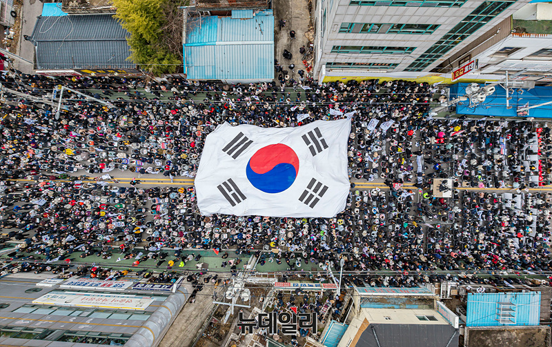 ▲ 헌법재판소의 윤석열 대통령에 대한 탄핵 심판을 앞둔 15일 오후 경북 구미시 구미역 앞에서 윤 대통령 탄핵 반대 집회인 세이브코리아 국가비상기도회가 진행되고 있다. (경북 구미=서성진 기자)
