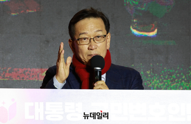 ▲ '대통령국민변호인단' 단장인 석동현 변호사가 15일 오후 서울 종로구 안국역 인근에서 열린 윤석열 대통령 탄핵 반대 집회에서 발언을 하고 있다. ⓒ이종현 기자