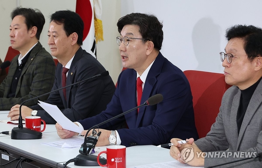 ▲ 국민의힘 권성동 원내대표가 16일 서울 여의도 국회에서 윤석열 대통령 탄핵 심판과 관련한 당 입장 등 현안 관련 기자간담회를 하고 있다. 권 원내대표는 헌재의 탄핵 심판 결과에 승복할 것이라고 당 공식입장을 밝혔다. ⓒ연합뉴스