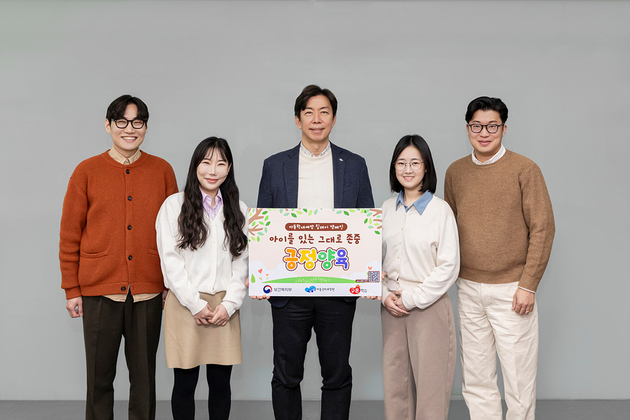 ▲ 석환 교원구몬 대표(가운데)가 직원들과 함께 아동학대예방 릴레이 캠페인에 동참하며 기념촬영을 하고 있다ⓒ교원