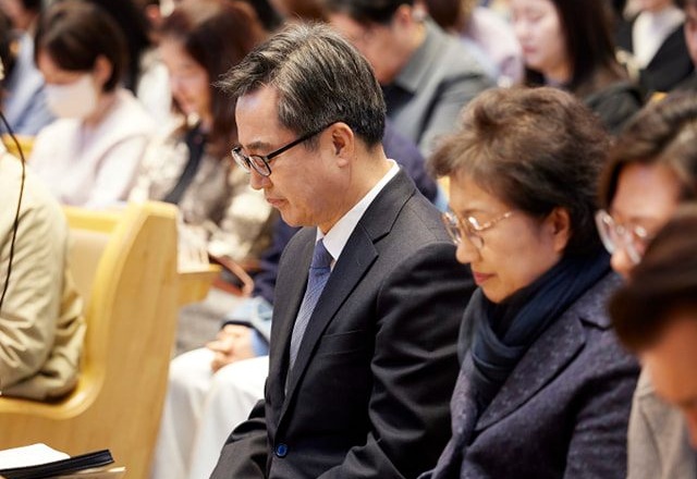 ▲ 김동연 경기도지사가 지난 16일 용인시의 한 교회 예배에 참석해 기도하고 있다. ⓒ김동연 경기도지사 SNS 캡쳐