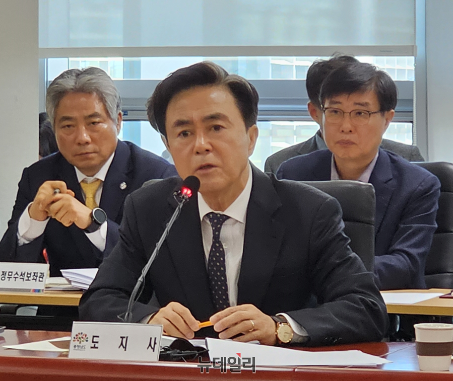 ▲ 김태흠 충남도지사가 17일 오전 도청에서 실국원장회의를 주재하고 있다.ⓒ김정원 기자
