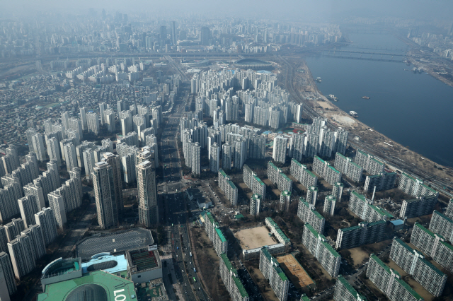 ▲ 롯데월드타워 전망대에서 바라본 송파구 아파트 단지ⓒ연합뉴스
