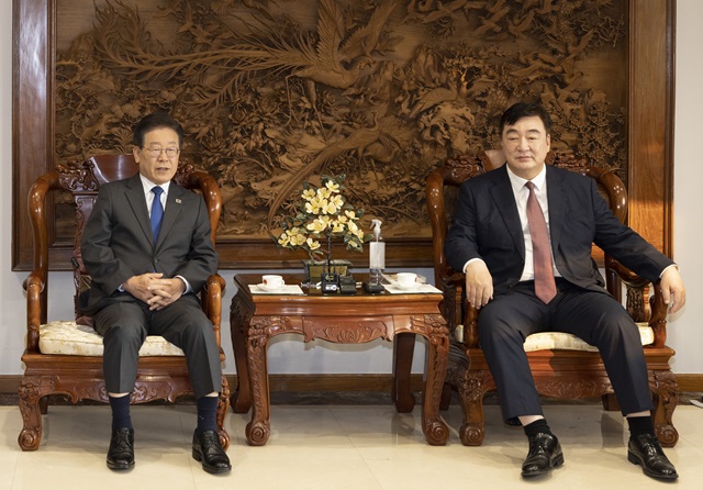 ▲ 이재명 더불어민주당 대표가 2023년 6월 서울 성북구 중국대사관저에서 싱하이밍 주한 중국대사를 예방해 인사말을 하고 있다. ⓒ뉴시스