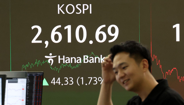 ▲ 17일 서울 중구 하나은행 본점 딜링룸 현황판에 코스피 지수 등이 표시되고 있다. ⓒ연합뉴스