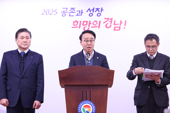▲ 박성호 부산진해경제자유구역청장(가운데)이 17일 경남도청에서 기자회견을 열고 웅동1지구 정상화 방안을 발표하고 있다.ⓒ경남도