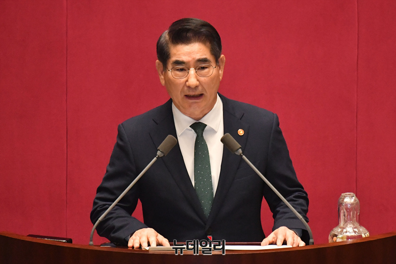 ▲ 김용현 국방부 장관이 26일 오후 국회에서 열린 본회의에서 신임 국무위원 인사를 하고 있다. 2024.09.26 ⓒ이종현 기자