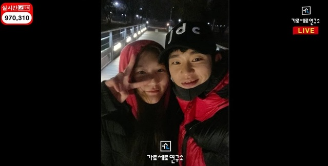 ▲ 유튜브 채널 가로세로연구소가 공개한 고(故) 김새론과 배우 김수현의 데이트 사진. 이 사진은 김수현의 자택 인근에서 촬영됐다. ⓒ가로세로연구소