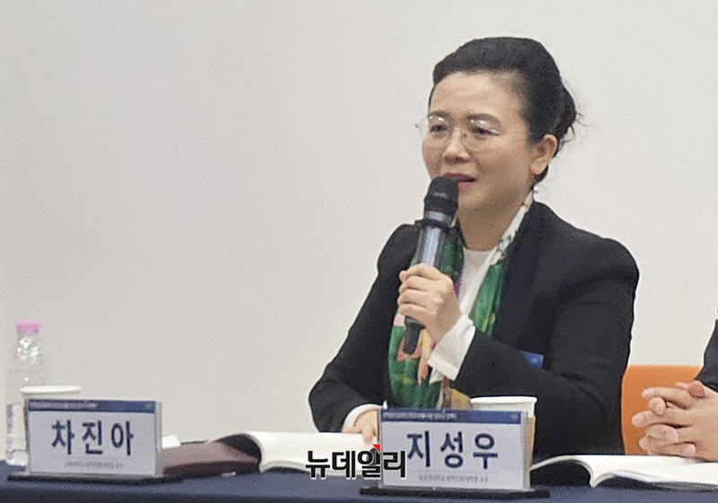 ▲ 17일 서울 교원투어빌딩 대강당에서 열린 '탄핵 정치로부터 헌정 수호를 위한 법학자 토론회'에서 차진아 고려대 법학전문대학원 교수가 발언하고 있다. ⓒ박서아 기자