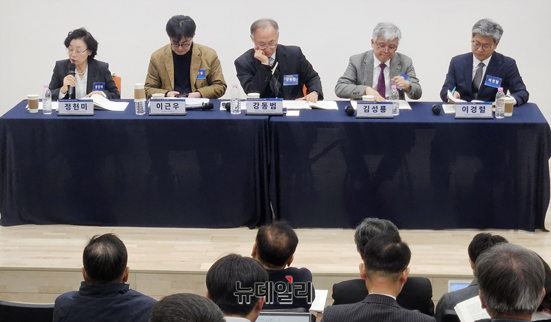 ▲ 17일 오후 1시 서울 교원투어빌딩 대강당에서 '탄핵 정치로부터 헌정 수호를 위한 법학자 토론회'가 개최됐다. ⓒ박서아 기자