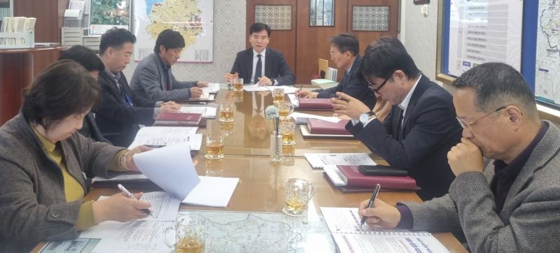 ▲ 아산시가 조일교 시장 권한대행 주재로 美 정부 관세 정책에 대응하기 위해 국‧소장들이 참석하는 회의를 개최하고 있다.ⓒ아산시