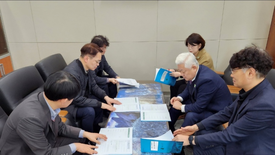▲ 17일 황인홍 무주군수는 이병화 환경부 차관과 무주군의 현안 사업에 관해 협의하고 있다. ⓒ무주군