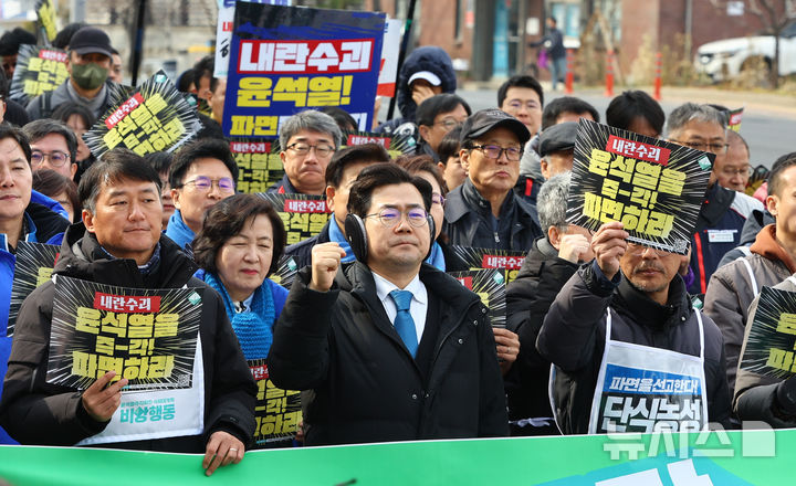 ▲ 박찬대(가운데) 더불어민주당 원내대표가 17일 오후 서울 종로구 광화문 광장에서 열린 윤석열 즉각 파면 촉구 각계 긴급 시국선언 기자회견을 마친 뒤 헌법재판소를 향해 행진하고 있다. ⓒ뉴시스