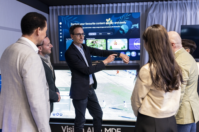 ▲ 독일 프랑크푸르트 '2025 유럽 테크세미나'에서 참석자들이 '비전 AI' 기반의 AI 시청 경험을 체험하고 있다.ⓒ삼성전자