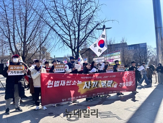 ▲ 경북대 재학생들이 지난 2월 18일 경북대 북문에서 '윤석열 대통령 탄핵 반대 시국선언'을 열고 시국선언문을 낭독하고 있다. ⓒ경북대 탄핵반대 시국선언 대표 일동 제공