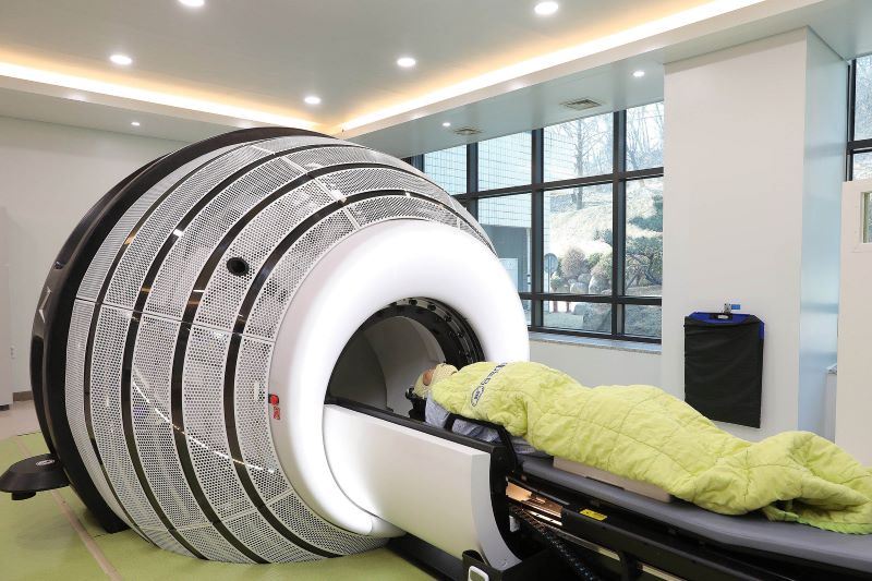 ▲ 단국대병원이 국내 최초로 도입한 자이로스콥(회전식) 방식의 방사선 수술장비 ZAP-X에서 환자가 뇌수술을 받고 있다.ⓒ단국대병원