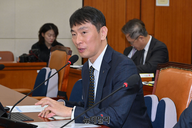 ▲ 이복현 금융감독원장이 지난달 18일 국회에서 열린 정무위원회 전체회의에서 의원들의 질의에 답변하고 있다.ⓒ이종현 기자