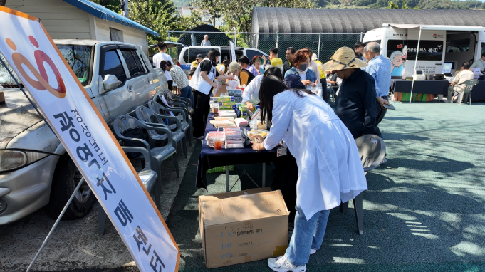▲ 지난해 통영 욕지도와 사천 신수도에서 선보인 찾아가는 경남 통합돌봄버스.ⓒ경남도