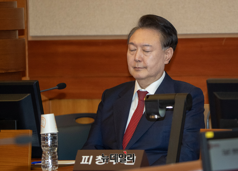 ▲ 윤석열 대통령이 20일 오후 서울 종로구 헌법재판소 대심판정에서 열린 탄핵심판 10차 변론에 참석해 변호인과 대화를 나누고 있다. 2025.02.20 (사진=공동취재단)