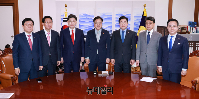 ▲ 우원식 국회의장과 권성동 국민의힘 원내대표, 박찬대 더불어민주당 원내대표가 18일 오전 국회 의장실에서 열린 여·야 회동에서 기념촬영하고 있다. ⓒ이종현 기자