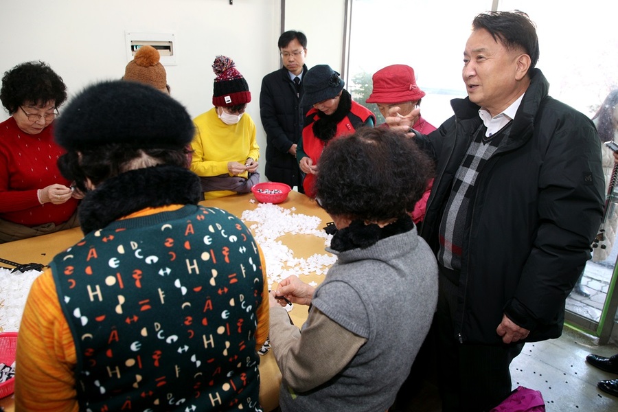 ▲ 김영환 충북도지사가 지난 1월 2일 2025년 새해 첫 공식 일정으로 청주시 내덕동에 위치한 ‘일하는 밥퍼’ 현장을 찾고 있다.ⓒ충북도
