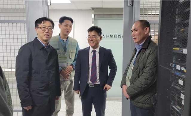 ▲ 장종환 대표이사(오른쪽에서 두 번째)가 지난 주말 진행된 인터넷데이터센터(IDC) 통합 작업 현장을 점검하고 있다.ⓒNH농협캐피탈