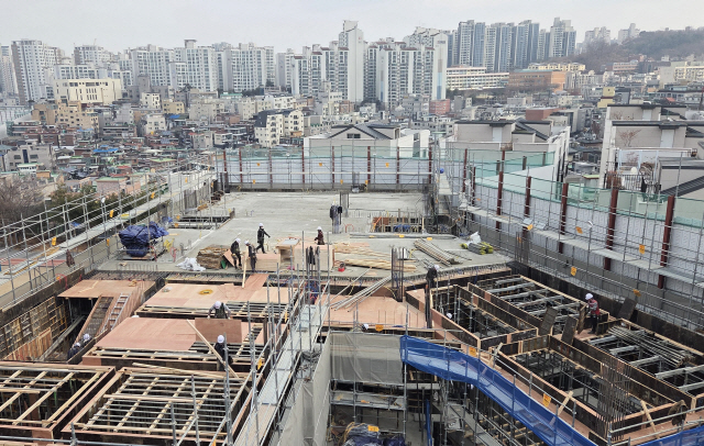 ▲ 지난달 16일 서울의 한 건설 현장에서 작업자들이 자재를 옮기고 있다.ⓒ연합뉴스