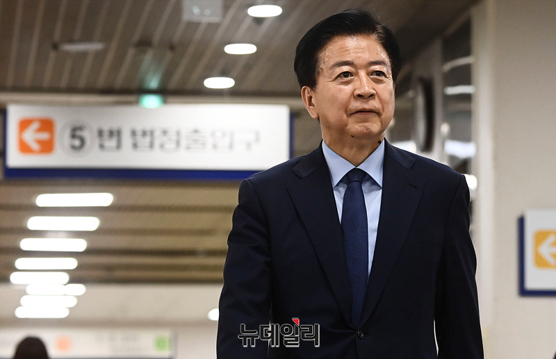 ▲ 수천만원대 뇌물과 불법 정치자금을 받은 혐의로 재판에 넘겨진 노웅래 전 더불어민주당 의원이 지난해 6월 19일 서울 서초구 중앙지법에서 열린 공판에 출석하고 있다. ⓒ서성진 기자