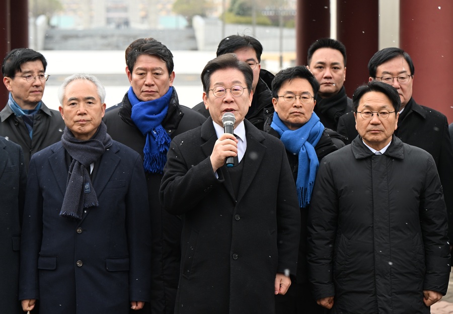 ▲ 이재명 더불어민주당 대표가 18일 오후 광주 북구 운정동 국립5·18민주묘지를 방문해 추모한 뒤 민주의문 앞에서 기자들과 만나 질의응답을 하고 있다.ⓒ뉴시스