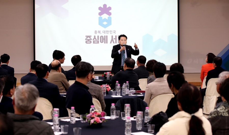 ▲ 김영환 충북도지사는 18일 청주시 서원구청을 찾아 청주시민 200여 명이 모인 가운데 도정 운영방향을 설명하고 주민과의 대화시간을 가졌다.ⓒ충북도