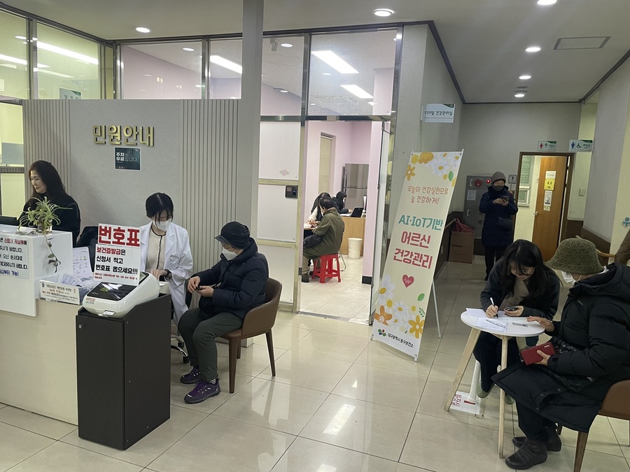 ▲ 대구 동구보건소는 3월부터 65세 이상 지역 주민 500명을 대상으로 인공지능(AI)·사물인터넷(IoT) 기반 어르신 건강관리 사업을 펼치고 있다.ⓒ동구청