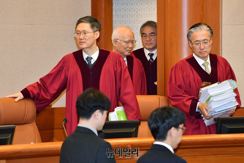 ▲ 문형배 헌법재판소장 권한대행 등이 재판관 회의를 통해 봉급을 인상(셀프인상)한 것으로 확인됐다. 18일 뉴데일리 취재에 따르면 헌재는 이날 관보를 통해 '헌법재판소장 등의 보수에 관한 규칙 일부 개정규칙'을 개정한다고 공포했다. 이는 헌재 재판관회의에서 의결됐다. 관보에 따르면 헌재소장과 재판관의 월급은 각각 1312만1100원, 929만3500원으로 인상됐다. 기존 월급(헌재소장 1273만 8900원, 902만2800원)에서 각각 3% 인상된 셈이다. 사진은 문형배 헌법재판소장 권한대행과 대법관들이 지난달 25일 오후 서울시 종로구 재동 헌법재판소 대심판정에서 열린 대통령 탄핵 심판 11차 변론에 참석하고 있다.ⓒ사진=공동취재단
