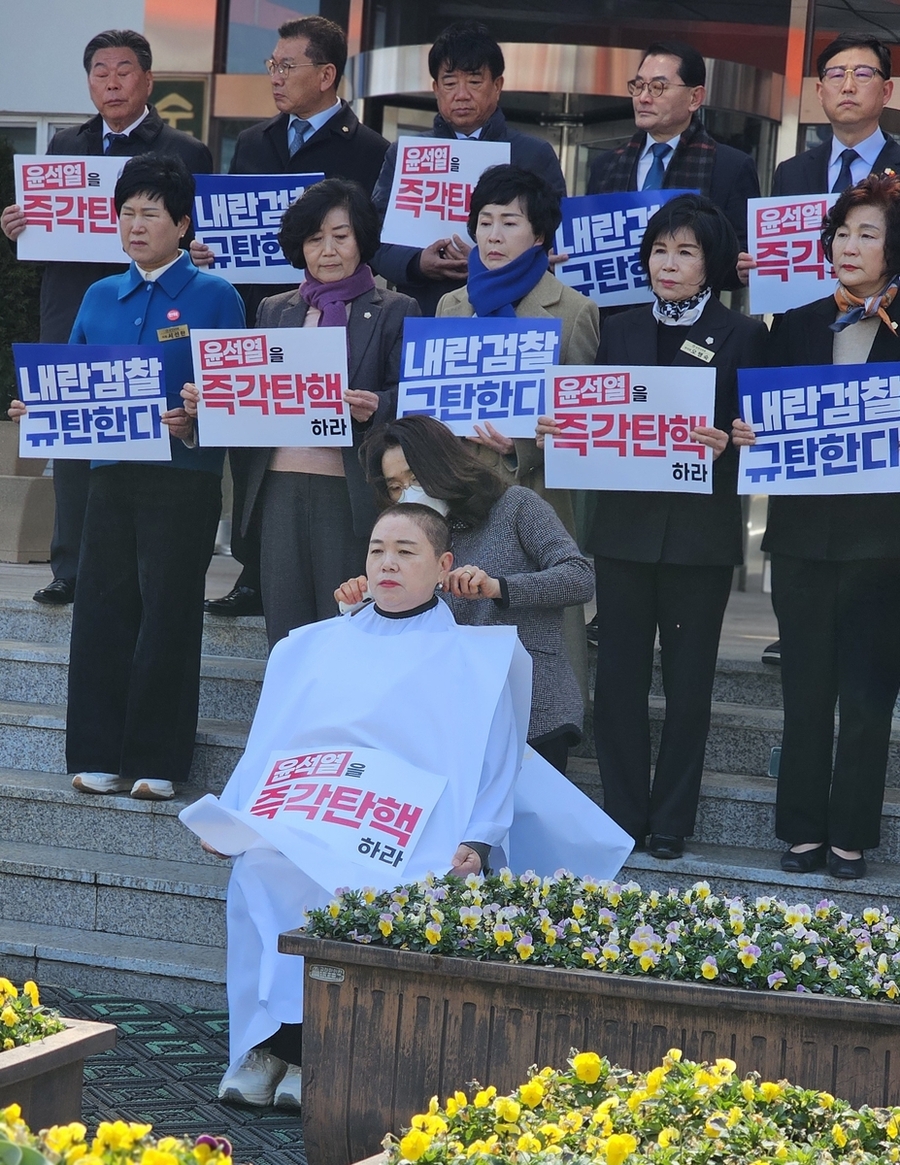 ▲ 18일 순천시청 앞에서 삭발하는 김미연 순천시의원 ⓒ 순천시의회