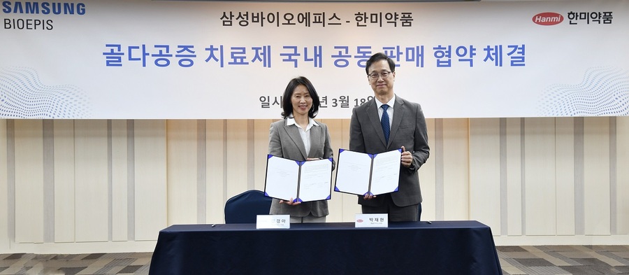 ▲ 삼성바이오에피스 김경아 사장(왼쪽)과 한미약품 박재현 사장(오른쪽)이
공동 판매 협약을 체결하고 기념사진을 촬영하고 있다.ⓒ삼성바이오에피스