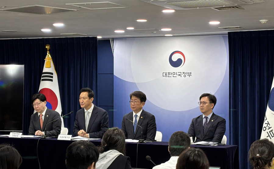 ▲ 박상우 국토교통부 장관이 19일 오전 정부서울청사에서 부동산 관계기관 회의를 개최하고 주택시장 안정화 방안을 논의하고 있다. ⓒ곽예지 기자